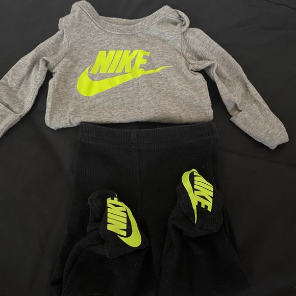 Nike Infant Boys' Active Wear 3 Piece set: Bodysuit, Footed Bottoms, Hat - Picture 2 of 3